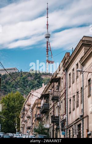 Vista sulla torre della televisione di Tbilisi dal quartiere di Mtatsminda vicino a Shota Rustaveli avenue in Georgia Foto Stock