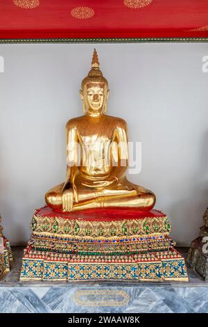 Un Buddha d'oro nel complesso del Grand Palace, Bangkok, Thailandia Foto Stock