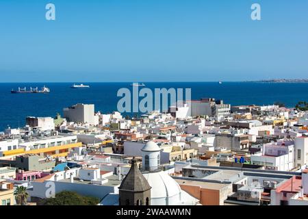 Vista panoramica dall'alto della capitale Las Palmas Gran Canaria in Spagna con cielo e mare blu Foto Stock