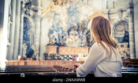 Città del Vaticano - 24 ottobre 2023: Donna che visita la Basilica Papale di San Pietro o la Basilica di San Pietro, famosa per la sua torreggiante cupola e il Rinascimento Foto Stock