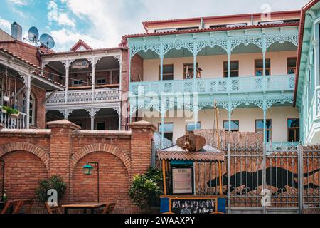 Splendide case tradizionali georgiane con balconi in legno intagliati nella città vecchia di Tbilisi, Georgia Foto Stock