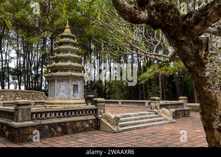 La vecchia Pagoda di Hue in Vietnam Foto Stock