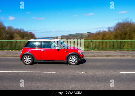 2004 Mini Cooper Car 5 porte a benzina rossa 1598 cc Foto Stock
