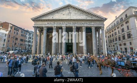 Roma, Italia - 24 ottobre 2023: Turisti in visita al Pantheon, un antico tempio romano risalente al II secolo. Foto Stock
