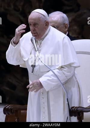 Vaticano. 3 gennaio 2024. 3 gennaio 2024 - PAPA FRANCESCO durante l'udienza generale di mercoledì a San Paul Hall al Vaticano - Stato della città del Vaticano © EvandroInetti via ZUMA Wire (immagine di credito: © Evandro Inetti/ZUMA Press Wire) SOLO PER USO EDITORIALE! Non per USO commerciale! Crediti: ZUMA Press, Inc./Alamy Live News Foto Stock