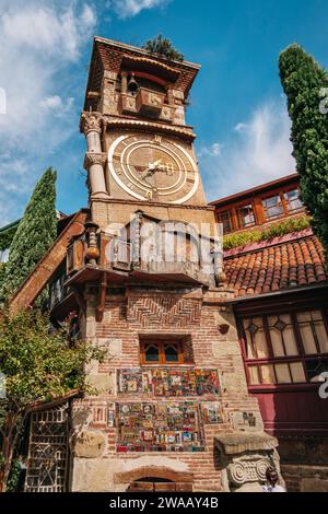 La torre dell'orologio pendente di Rezo Gabriadze nella città vecchia di Tbilisi, Georgia Foto Stock