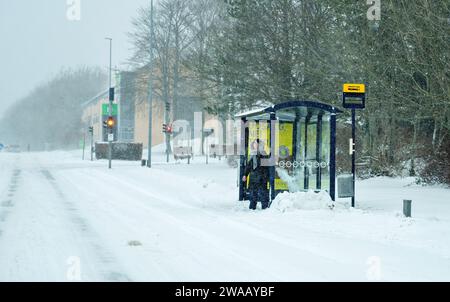 Forti nevicate ad Aalborg, Jutland settentrionale, Danimarca, mercoledì 3 gennaio 2024. Der ventes paa bussen under snestormen der har ramt det nordlige Jylland, suo paa Hasserisvej i Aalborg, onsdag den 3. januar 2024. Foto Stock