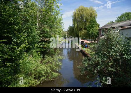 Regno Unito, Inghilterra, Hertfordshire, Rickmansworth, Batchworth Lock Canal Centre Building accanto al fiume Colne Foto Stock