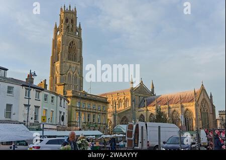 Il mercato poco prima di Natale con Boston sullo sfondo al tramonto. Boston, Lincolnshire Foto Stock