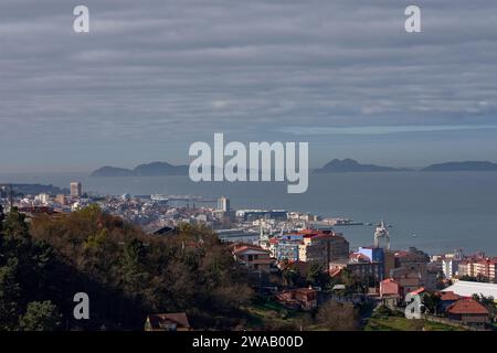 La Ría de Vigo vista dalla rotta dell'acqua con le sue isole Cíes nella sua foce Foto Stock