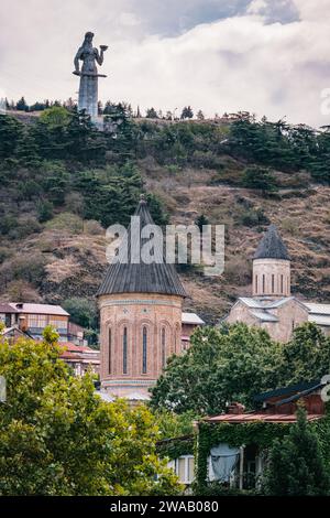 Ammira la statua della madre di Georgis (Kartlis Deda), la chiesa superiore di Betlemi e la chiesa Norashen a Kala, la città vecchia di Tbilisi in Georgia Foto Stock