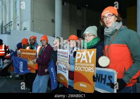 Royal Sussex County Hospital, città di Brighton & Hove, Regno Unito. Medici junior del Royal Sussex County Hospital sulla linea picket, colpisce per una migliore paga e condizioni fuori dall'ospedale. 3 gennaio 2024. David Smith/Alamy Live News Foto Stock