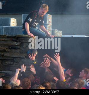 Stealing the Ba, Kirkwall New Year Street game 2024 Foto Stock