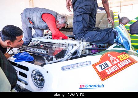 218 HAN Wei (chn), ma li (chn), Hanwei Motorsport Team, HW2024 foderato rosso, FIA Ultimate, durante l'esame amministrativo e tecnico della Dakar 2024 dal 3 al 4 gennaio 2024 ad al-Ula, Arabia Saudita - foto Florent Gooden / DPPI Foto Stock