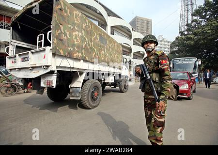 Dhaka, Bangladesh. 3 gennaio 2024. I membri dell'esercito del Bangladesh arrivano in un campo improvvisato allo Sheikh Russel Roller Skating Complex a Dacca, Bangladesh, il 3 gennaio 2024. Membri delle forze armate schierate in tutto il paese per assistere l'amministrazione locale in vista delle 12 elezioni nazionali in Bangladesh. il commissario elettorale capo del Bangladesh (CEC) ha annunciato il calendario delle prossime elezioni generali che si terranno il 7 gennaio 2024. Foto di Habibur Rahman/ABACAPRESS.COM Credit: Abaca Press/Alamy Live News Foto Stock
