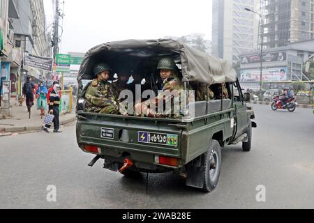 Dhaka, Bangladesh. 3 gennaio 2024. I membri dell'esercito del Bangladesh arrivano in un campo improvvisato allo Sheikh Russel Roller Skating Complex a Dacca, Bangladesh, il 3 gennaio 2024. Membri delle forze armate schierate in tutto il paese per assistere l'amministrazione locale in vista delle 12 elezioni nazionali in Bangladesh. il commissario elettorale capo del Bangladesh (CEC) ha annunciato il calendario delle prossime elezioni generali che si terranno il 7 gennaio 2024. Foto di Habibur Rahman/ABACAPRESS.COM Credit: Abaca Press/Alamy Live News Foto Stock