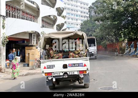 Dhaka, Bangladesh. 3 gennaio 2024. I membri dell'esercito del Bangladesh arrivano in un campo improvvisato allo Sheikh Russel Roller Skating Complex a Dacca, Bangladesh, il 3 gennaio 2024. Membri delle forze armate schierate in tutto il paese per assistere l'amministrazione locale in vista delle 12 elezioni nazionali in Bangladesh. il commissario elettorale capo del Bangladesh (CEC) ha annunciato il calendario delle prossime elezioni generali che si terranno il 7 gennaio 2024. Foto di Habibur Rahman/ABACAPRESS.COM Credit: Abaca Press/Alamy Live News Foto Stock