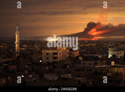 Rafah, Gaza. 2 gennaio 2024. Il fumo affluisce sopra la città di Khan Yunis nella striscia meridionale di Gaza durante il bombardamento israeliano di mercoledì 3 gennaio 2024. L'esercito israeliano colpì la città meridionale di Khan Younis e Rafah. Foto di Ismael Mohamad/UPI credito: UPI/Alamy Live News Foto Stock