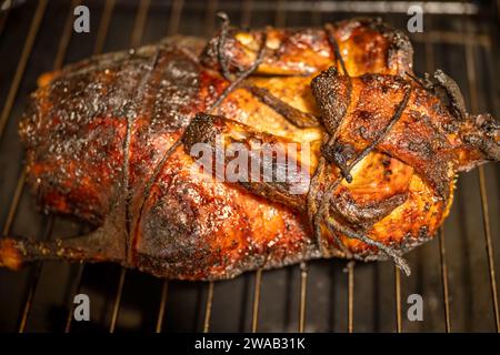 Anatra alla pechinese tostata su griglia da forno, corpo legato, cucina cinese, primo piano. Foto Stock