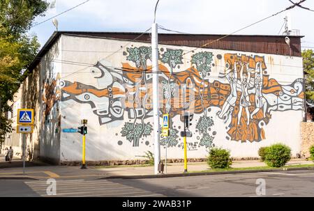 Graffiti murale di Simakov A. raffigurante donne kazake, Almaty Kazakistan, Bacchus Building (ex fabbrica di champagne) Foto Stock