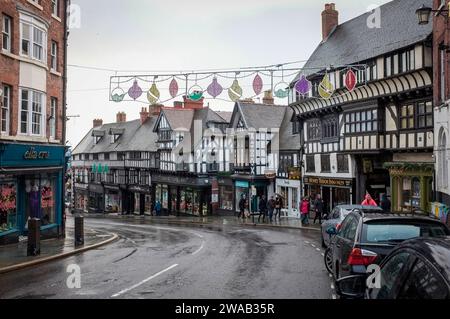 Una fila di edifici in legno Tudor medievale e post-medievale incorniciati nella storica Market Town di Shrewsbury, Shropshire, Inghilterra, Regno Unito Foto Stock