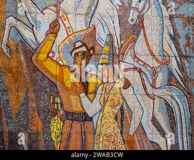 Un mosaico 'Qyz Zhibek' di artistsTsivchinsky, Nikolai; Kenbaev, Moldakhmet, completato nel 1971. Zhas Otan Wedding Palace, Almaty Kazakistan Foto Stock