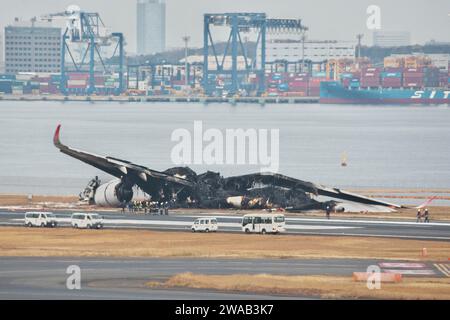 Tokyo, Giappone. 3 gennaio 2024. I funzionari indagano su un aereo Airbus A350 della Japan Airlines (JAL) bruciato dopo una collisione con un aereo della Guardia Costiera giapponese MA722 Mizunagi (Bombardier DHC-8-300) all'aeroporto internazionale di Tokyo (Haneda Airport) di Tokyo, Giappone mercoledì 3 gennaio 2024. Foto di Keizo Mori/UPI Credit: UPI/Alamy Live News Foto Stock