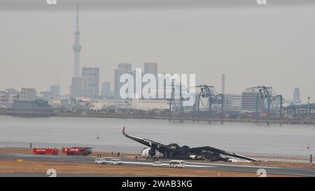 Tokyo, Giappone. 3 gennaio 2024. I funzionari indagano su un aereo Airbus A350 della Japan Airlines (JAL) bruciato dopo una collisione con un aereo della Guardia Costiera giapponese MA722 Mizunagi (Bombardier DHC-8-300) all'aeroporto internazionale di Tokyo (Haneda Airport) di Tokyo, Giappone mercoledì 3 gennaio 2024. Foto di Keizo Mori/UPI Credit: UPI/Alamy Live News Foto Stock