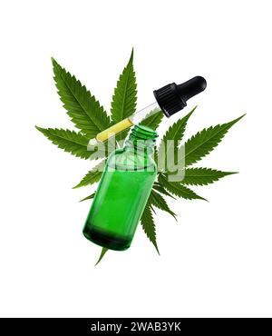 Contagocce con olio di cannabis e foglia di canapa su fondo bianco. Olio di canapa CBD in bottiglia. Siero viso di cannabis a base di erbe per la cura della pelle. Foto Stock