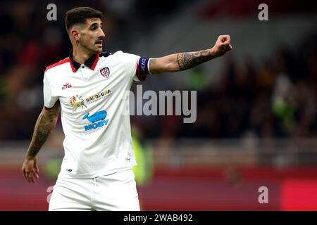 Milano, Italia. 2 gennaio 2024. Alessandro Deiola del Cagliari calcio gestisce durante la partita di Coppa Italia tra AC Milan e Cagliari calcio allo Stadio Giuseppe Meazza il 2 gennaio 2024 a Milano. Crediti: Marco Canoniero/Alamy Live News Foto Stock