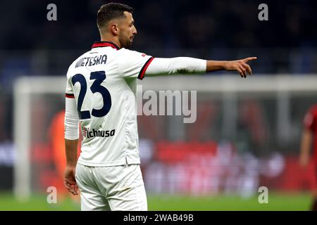 Milano, Italia. 2 gennaio 2024. Mateusz Wieteska di Cagliari calcio gestisce durante la partita di Coppa Italia tra AC Milan e Cagliari calcio allo Stadio Giuseppe Meazza il 2 gennaio 2024 a Milano. Crediti: Marco Canoniero/Alamy Live News Foto Stock