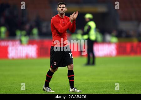 Milano, Italia. 2 gennaio 2024. Christian Pulisic del Milan festeggia al termine della partita di Coppa Italia tra AC Milan e Cagliari calcio allo Stadio Giuseppe Meazza il 2 gennaio 2024 a Milano. Crediti: Marco Canoniero/Alamy Live News Foto Stock