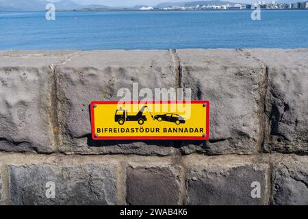 Insegna islandese (traduzione inglese - zona di traino) nel centro di Reykjavik, vicino al porto Foto Stock