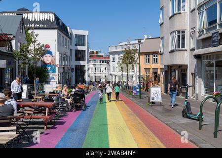 Reykjavik, Islanda - 10 luglio 2023: Scena movimentata lungo la famosa Rainbow Road nel centro città Foto Stock