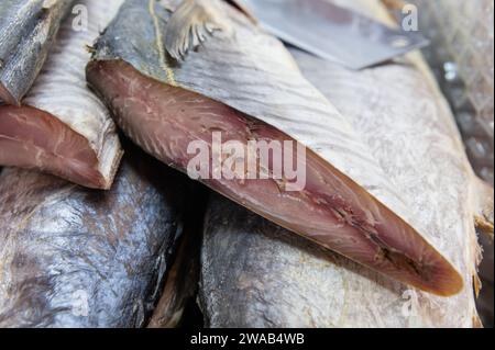 Pesce salato essiccato in un mercato fresco Foto Stock
