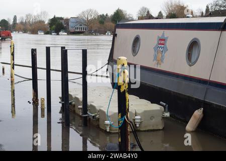 Old Windsor, Berkshire, Regno Unito. 3 gennaio 2024. Inondazioni sul Tamigi dal Tamigi a Old Windsor, Berkshire. A seguito della recente pioggia battente, sul Tamigi è in atto un allarme alluvione da Datchet a Shepperton Green, tra cui Old Windsor, Wraysbury, Horton, Staines, Egham, Laleham e Chertsey alcuni dei Tamigi. Credito: Maureen McLean/Alamy Live News Foto Stock