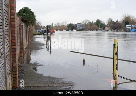 Old Windsor, Berkshire, Regno Unito. 3 gennaio 2024. Inondazioni sul Tamigi dal Tamigi a Old Windsor, Berkshire. A seguito della recente pioggia battente, sul Tamigi è in atto un allarme alluvione da Datchet a Shepperton Green, tra cui Old Windsor, Wraysbury, Horton, Staines, Egham, Laleham e Chertsey alcuni dei Tamigi. Credito: Maureen McLean/Alamy Live News Foto Stock