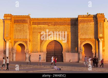 La porta Bab Mansour al tramonto, Meknes, Marocco. Foto Stock