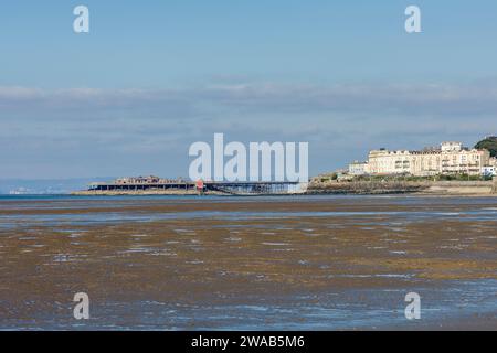 Il molo di Birnbeck e l'isola di Birnbeck nel canale di Bristol dalla spiaggia della città costiera di Weston-super-Mare, nel Somerset settentrionale, in Inghilterra. Foto Stock