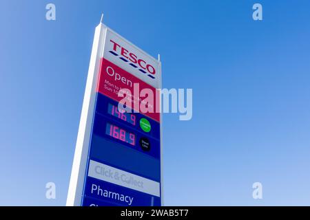 Prezzi di benzina e diesel su un cartello in un supermercato Tesco a Weston-super-Mare, North Somerset, Inghilterra. Foto Stock