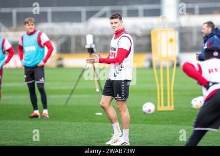 Koeln, Deutschland. 3 gennaio 2024. Eric Martel (1.FC Koeln, 6) 1. FC K?ln, formazione 03.01.2024 credito: dpa/Alamy Live News Foto Stock