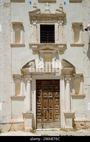 Porta d'ingresso, Chiesa di Santa Maria della Pieta, Rocca Calascio, Provincia dell'Aquila, regione Abruzzo, Italia Foto Stock