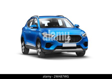 Tirana, Albania - 30 novembre 2023: Foto tecnica del SUV blu MG ZS 2023, che mostra l'angolo anteriore destro, scattato in uno studio contro uno schienale bianco Foto Stock