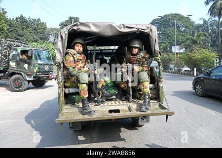 Dhaka, Bangladesh. 3 gennaio 2024. Il personale dell'esercito del Bangladesh siede sul retro di un veicolo a Dacca, Bangladesh, il 3 gennaio 2024, per assistere le amministrazioni locali in vista delle prossime elezioni generali del 7 gennaio. Le forze armate sono schierate a livello nazionale in preparazione delle 12 elezioni parlamentari nazionali. Credito: Mamunur Rashid/Alamy Live News Foto Stock