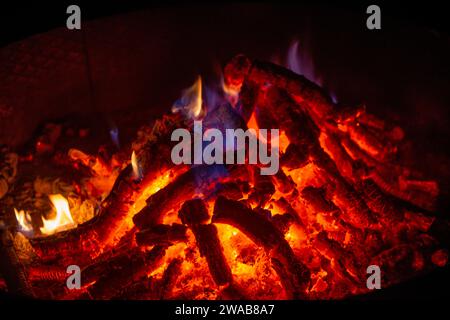 Braciere acceso mentre il legno brucia Foto Stock
