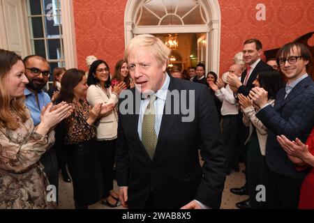 Immagine ©concessa in licenza a Parsons Media. 13/12/2019. Londra, Regno Unito. Boris Johnson vince le elezioni generali del 2019. Boris Johnson Election Night. Boris Johnson Election Night. Il primo ministro britannico Boris Johnson arriva al No10 dopo aver raggiunto la maggioranza generale nelle elezioni generali del 2019. Foto di Andrew Parsons / Parsons Media Foto Stock