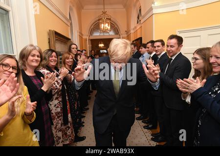 Immagine ©concessa in licenza a Parsons Media. 13/12/2019. Londra, Regno Unito. Boris Johnson vince le elezioni generali del 2019. Boris Johnson Election Night. Boris Johnson Election Night. Il primo ministro britannico Boris Johnson arriva al No10 dopo aver raggiunto la maggioranza generale nelle elezioni generali del 2019. Foto di Andrew Parsons / Parsons Media Foto Stock