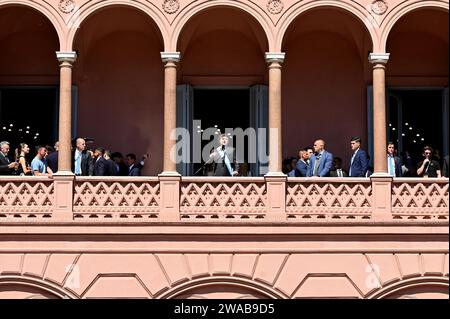 (240103) -- PECHINO, 3 gennaio 2024 (Xinhua) -- il nuovo presidente argentino Javier Milei (C) tiene un discorso alla folla in un balcone del Palazzo presidenziale di Casa Rosada a Buenos Aires, Argentina, 10 dicembre 2023. (Foto del tedesco Adrasti/Xinhua) Foto Stock