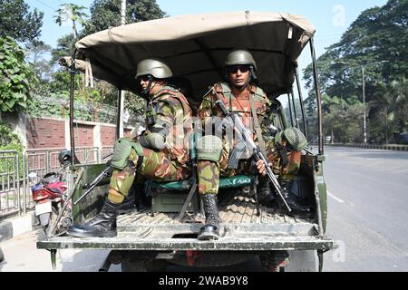 Dhaka, Bangladesh. 3 gennaio 2024. Il personale dell'esercito del Bangladesh siede sul retro di un veicolo a Dacca, Bangladesh, il 3 gennaio 2024, per assistere le amministrazioni locali in vista delle prossime elezioni generali del 7 gennaio. Le forze armate sono schierate a livello nazionale in preparazione delle 12 elezioni parlamentari nazionali. Credito: Mamunur Rashid/Alamy Live News Foto Stock