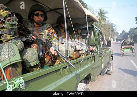 Dhaka, Bangladesh. 3 gennaio 2024. Il personale dell'esercito del Bangladesh siede sul retro di un veicolo a Dacca, Bangladesh, il 3 gennaio 2024, per assistere le amministrazioni locali in vista delle prossime elezioni generali del 7 gennaio. Le forze armate sono schierate a livello nazionale in preparazione delle 12 elezioni parlamentari nazionali. Credito: Mamunur Rashid/Alamy Live News Foto Stock